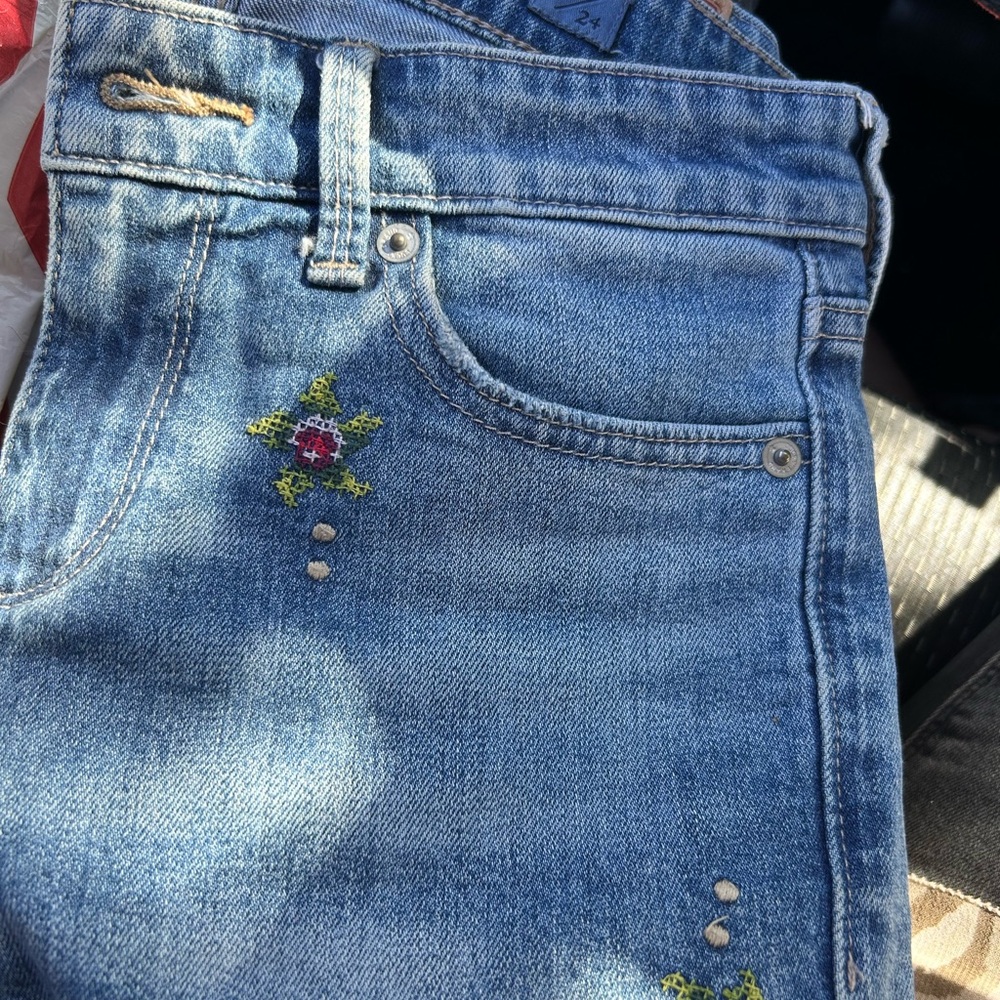 Lucky 🍀 Brand Embroidered Blue Jeans - Picture 3 of 6